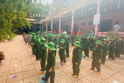 Để chào mừng kỉ niệm 81 năm ngày thành lập lực lượng Quân đội nhân dân Việt Nam 22/12/1944 – 22/12/2025. Tập thể Cán bộ, giáo viên, nhân viên trường MN Tân Lập Thành phối hợp cùng Ban đại diện CMHS tổ chức hoạt động trải nghiệm “Bé làm chú bộ đội”. Một hoạt động vô cùng ý nghĩa, giúp các bé ôn lại ngày truyền thống của Quân đội NDVN, cùng đóng vai mình là những chú bộ đội đi hành quân, những hoạt động làm cơm nắm muối mè, bé làm chú bộ đội bằng cách dán tranh, tô màu, que kem.